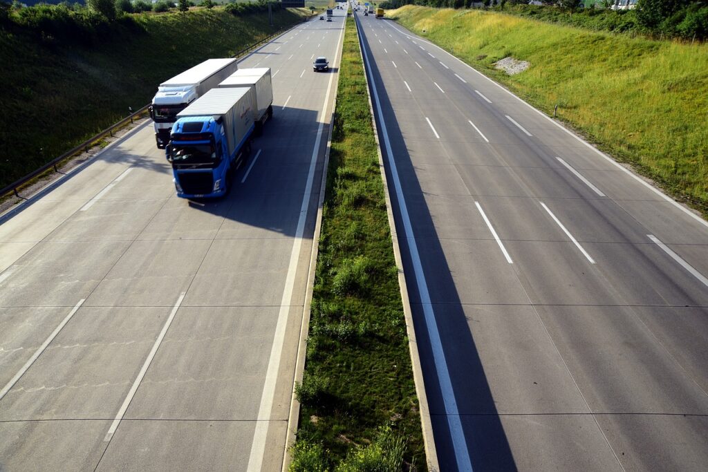 Kierunek Ukraina -  dwa tiry na autostradzie. 