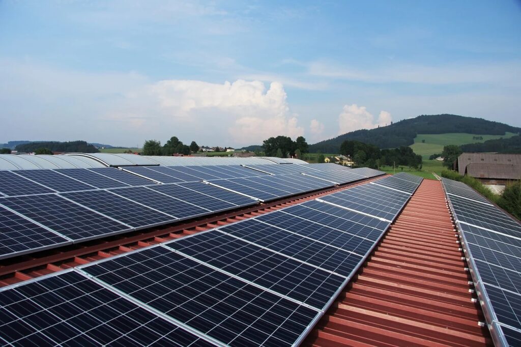 5 mitów na temat fotowoltaiki - panele słoneczne na dachu budynku. 