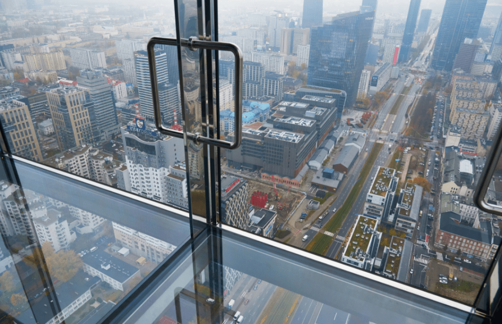 Skyfall Warsaw - unikatowa atrakcja w budynku Warsaw UNIT - taras widokowy ze szkła.