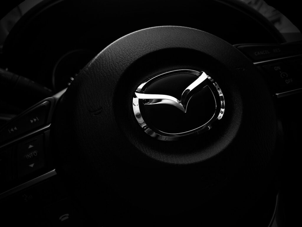 Mazda North America Operations prezentuje Mazdę CX-50, pierwszy model produkowany w nowej fabryce w Alabamie - kierownica  z logo Mazdy. 