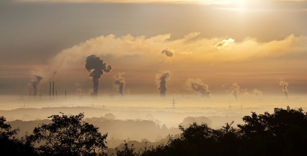 Za nami XV edycja Forum Liderów Ochrony Środowiska - w oddali kominy fabryk, z których unosi się dym. 