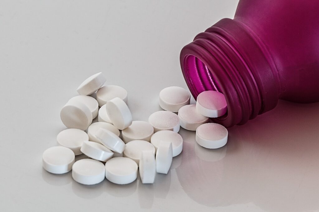 Procedury sądowe opóźniają wprowadzanie na rynek leków - tabletki wysypują się z opakowania. 