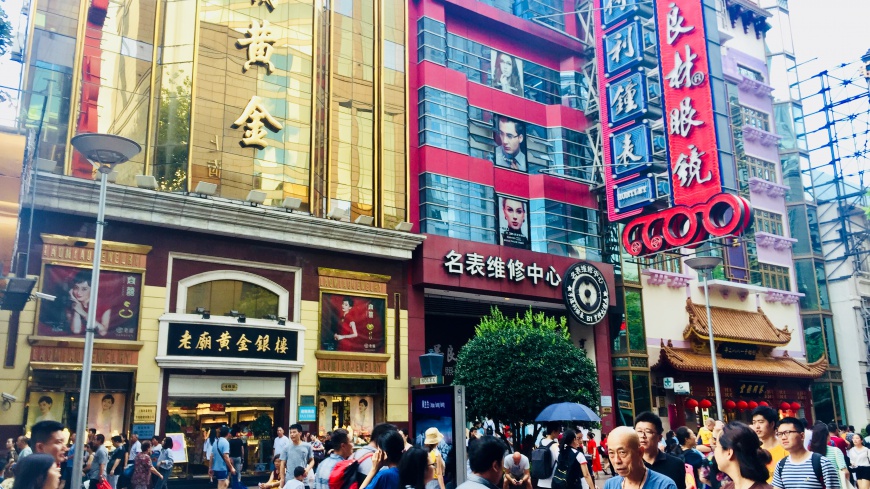 Jak podbić chiński rynek?  - miasto w Chinach obwieszone bilbordami i tłumami ludzi na ulicach.