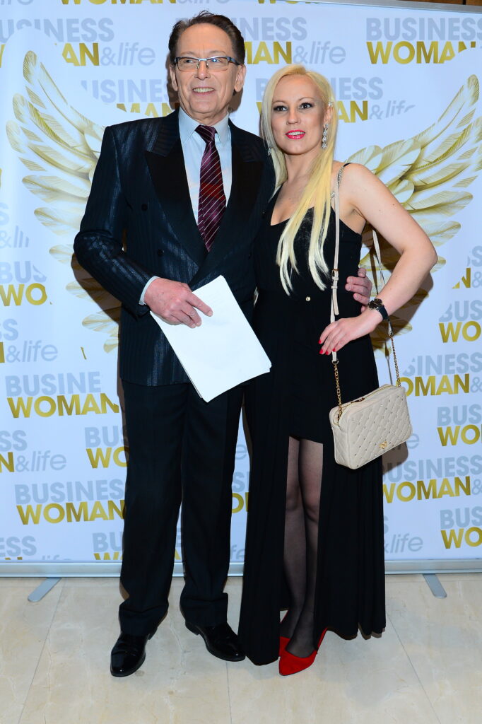 XV Gala Polish Businesswomen Awards w Hotelu Airport Okęcie - kobieta i mężczyzna pozują do zdjęcia w eleganckich kostiumach. 