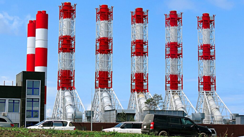 Czwarty pakiet sankcji uderza w rosyjską energetykę - czerwono-białe rury przemysłowe.