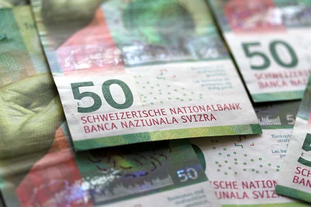 Nie tylko kurs CHF postraszy frankowiczów? - banknoty papierowe franka szwajcarskiego leżą na sobie. 
