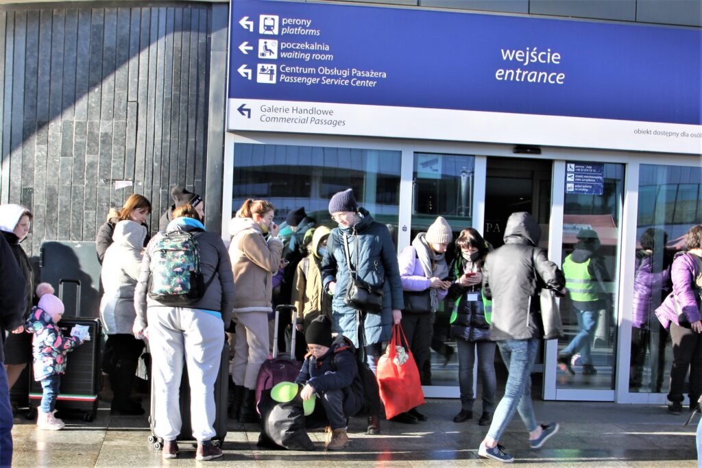 Bez pomocy Polaków, rząd nie poradziłby sobie z uchodźcami - tłum ludzi przed wejściem na dworzec kolejowy