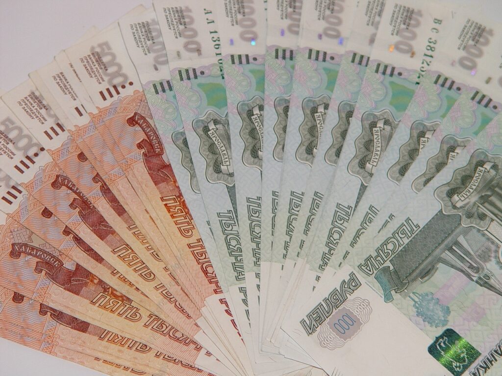Rosja udźwignie ciężar sankcji - banknoty rosyjskie ułożone w wachlarz. 