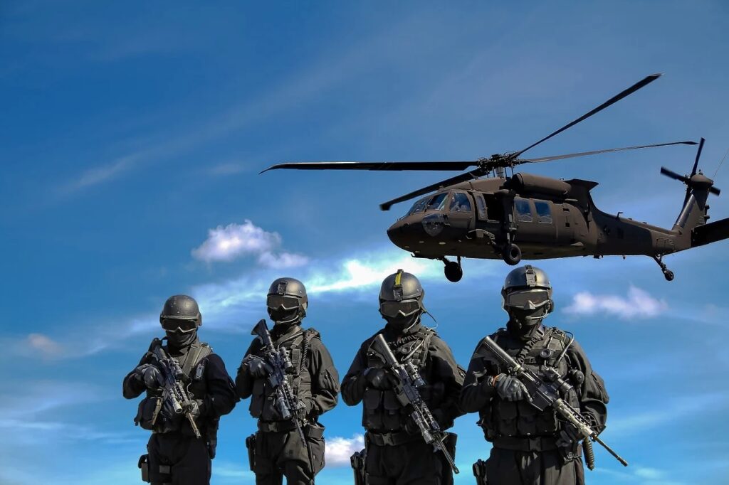 Ile kosztuje wojna? - żołnierze z helikopterem w tle.