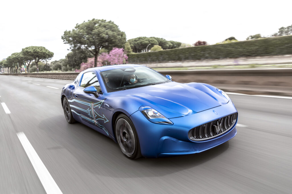 Maserati GranTurismo Folgore wyjeżdża na ulice ﻿ - niebieskie auto jedzie ulicą.