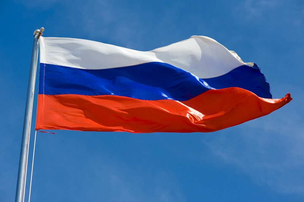 Jakie nowe sankcje na Rosję wprowadziły USA i Wielka Brytania? - flaga Rosji na wietrze. 