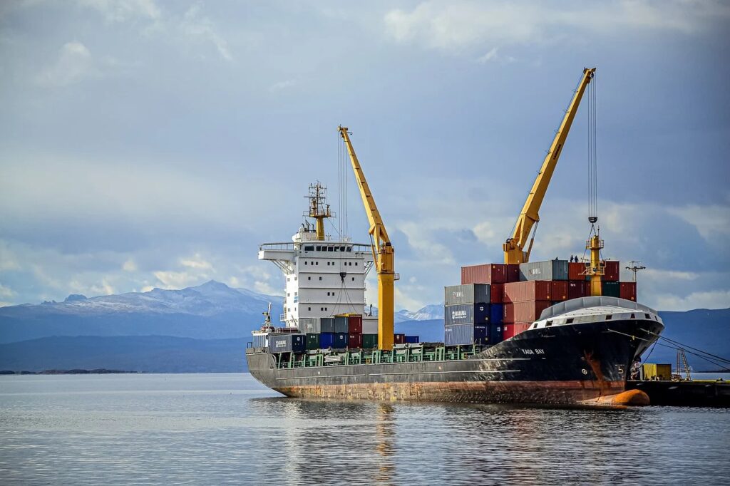 Lockdown Szanghaju może sparaliżować cały światowy transport towarów - statek załadunkowy ze skrzyniami na pace stoi na morzu.