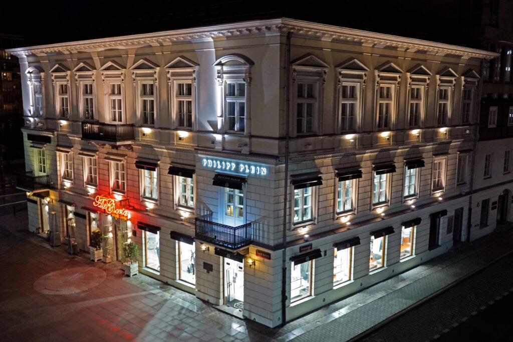 Światowej sławy projektant Philipp Plein już 2 czerwca w Polsce - budynek nocą podświetlony na różne kolory. 