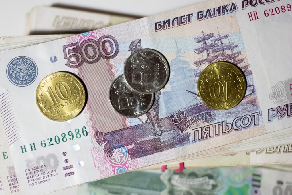 Techniczne bankructwo Rosji i jego konsekwencje - pieniądze w banknotach i monetach leżą na stole
