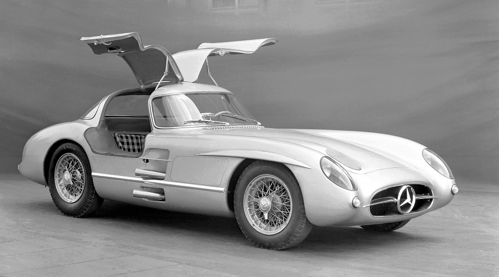 Najcenniejszy samochód świata: ikona Mercedes-Benz sprzedana za rekordową kwotę 135 mln euro - samochód  z drzwiami otwieranymi do góry.