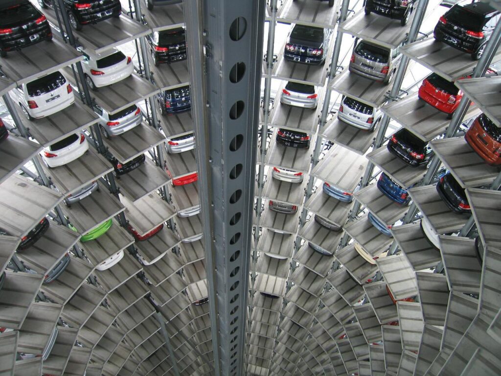 Polska w TOP3 pod względem zatrudnienia w automotive - auta zaparkowane na parkingu wielopoziomowym.