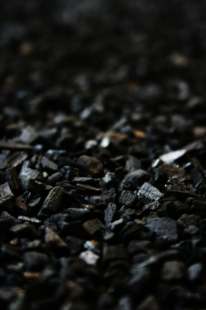 Mnożą się oszustwa na węgiel – jak nie dać się oszukać? - rozsypany węgiel.