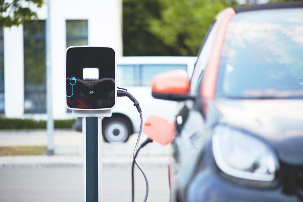 Elektryki z dotacją tańsze od aut spalinowych? - auto na prąd przy stacji ładowania. 