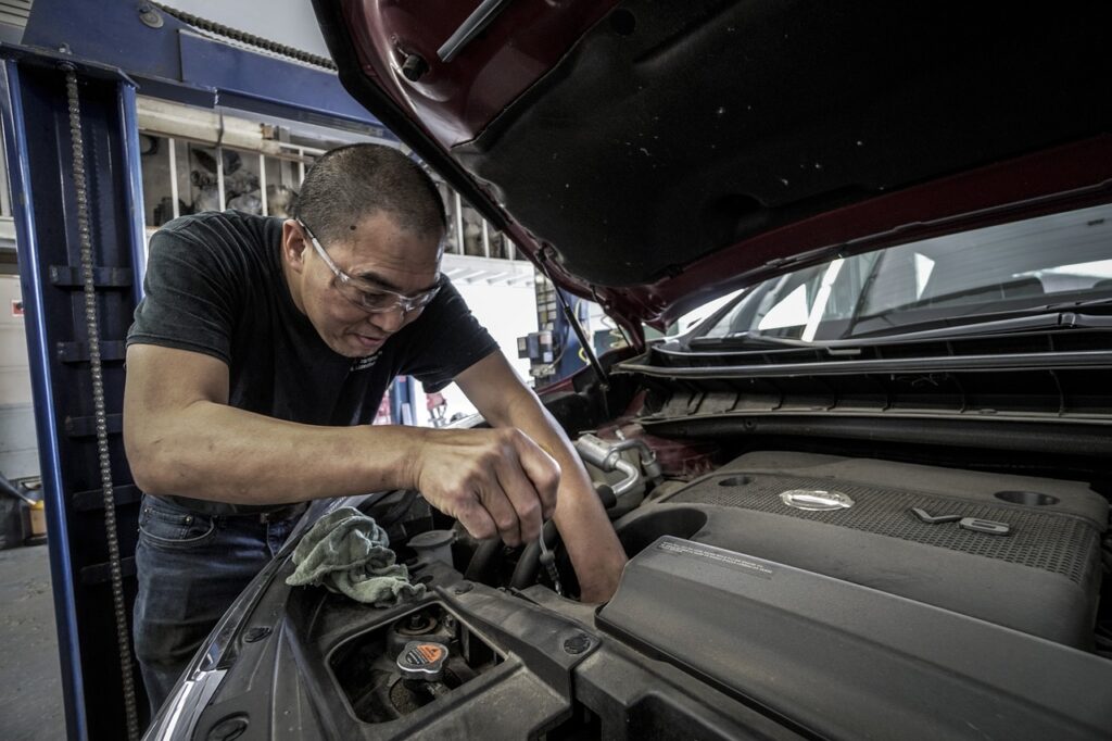 Stacje kontroli pojazdów w poważnych opałach - mężczyzna naprawia auto
