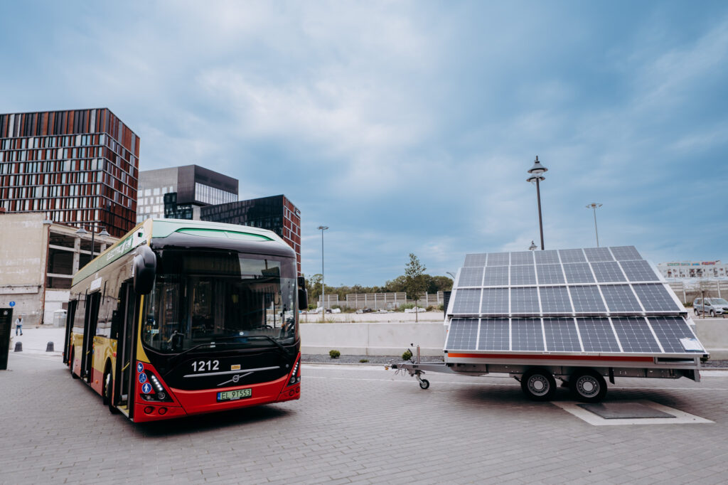 KNM 2022: europejski rynek baterii litowo-jonowych wzrośnie 50-krotnie w ciągu najbliższych 10 lat - autobus i panele fotowoltaiczne.