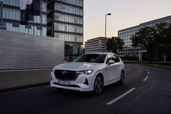 Mazda daje 6 lat gwarancji na wszystkie nowe samochody - biały samochód na drodze.