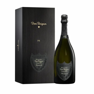 Linie Emirates serwują rzadki rocznik szampana – Dom Pérignon Plénitude 2 - butelka szampana i opakowanie w kolorze zcarnym. 