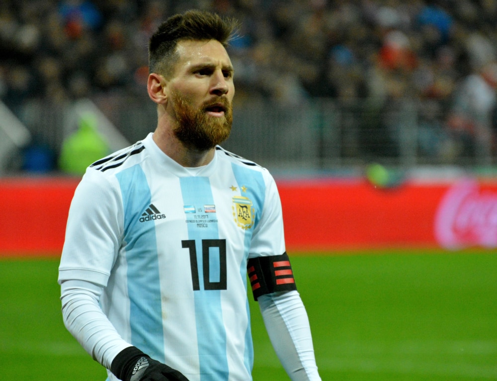 Więcej niż piłkarz. Messi elektryzuje nie tylko na boiskach - piłkarz stoi na boisku.