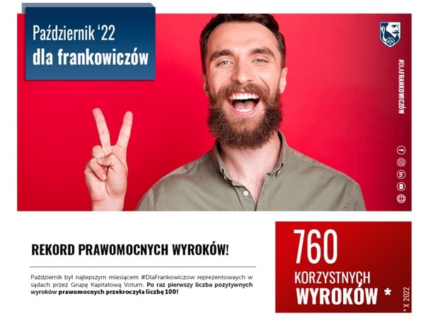 Rekordowy październik dla frankowiczów Votum - zadowolony mężczyzna pokazuje znak Wiktorii - zwycięstwa. 