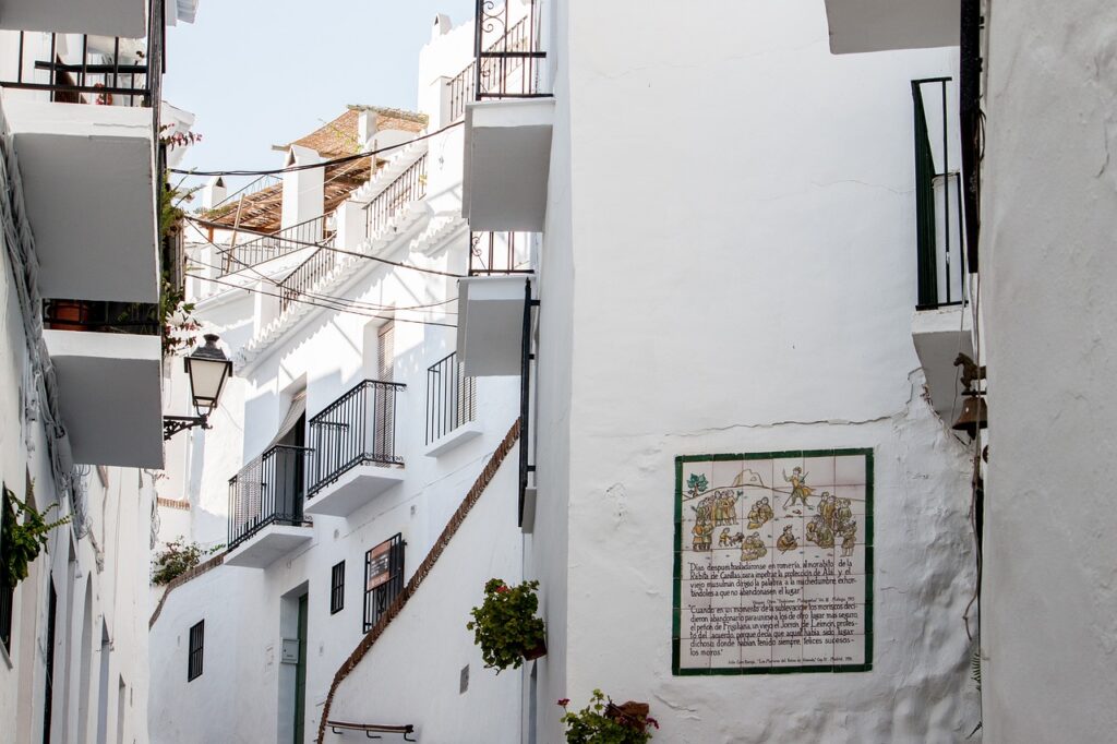 Polacy coraz chętniej inwestują w drugi dom w Hiszpanii - biały budynek mieszkalny w stylu hiszpańskim.