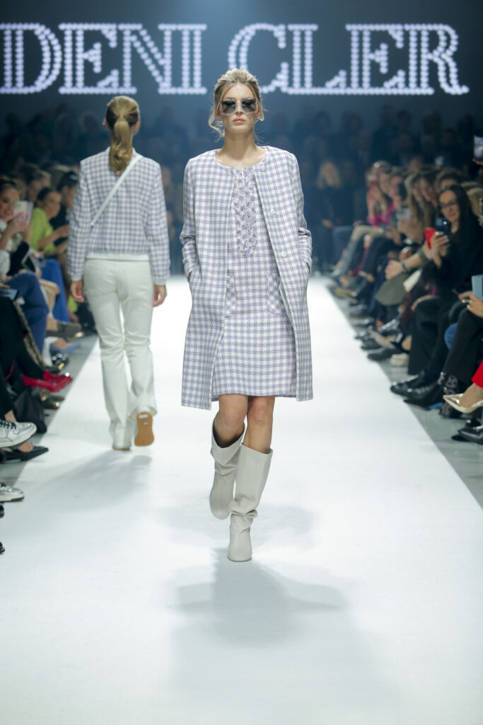 Najnowsza kolekcji Deni Cler wiosna/lato 2023 inspirowana gwiazdami kina modeli na wybiegu w pastelowych ubraniach. 