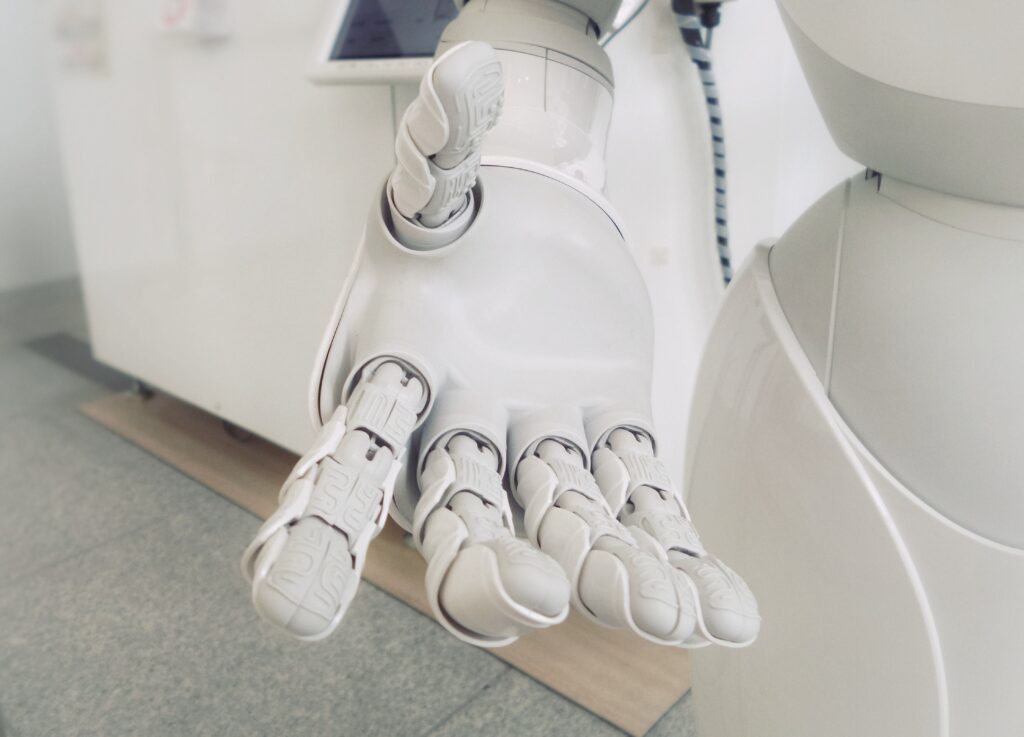 Jak sztuczna inteligencja może wesprzeć produkcję i przemysł? - ręka robota. 
