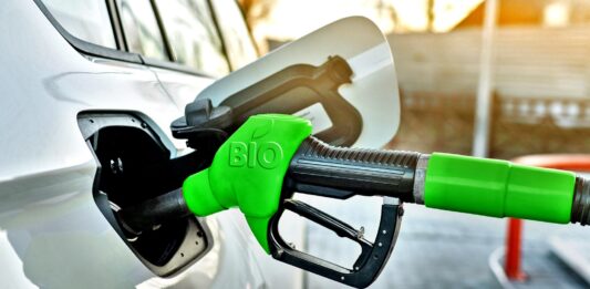 tankowanie białego samochodu na biopaliwo