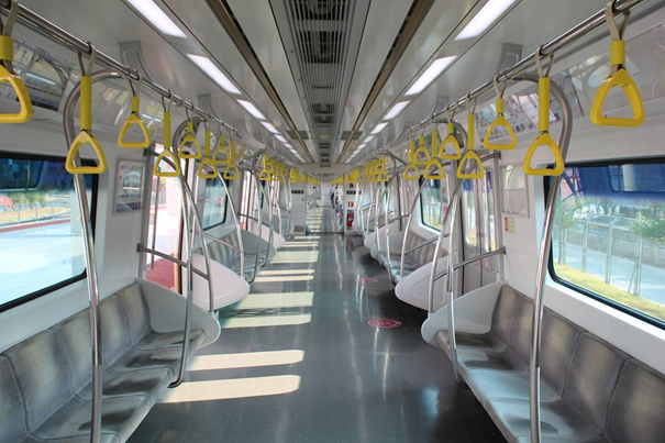 Transport kolejowy WKD i SKM najbardziej doceniany przez kupujących mieszkania - wnętrze kolejki miejskiej z pustymi miejscami do siedzenia. 