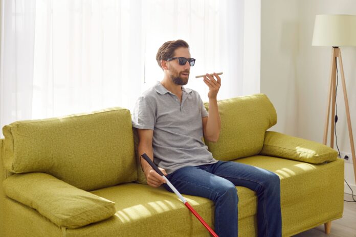 niewidomy mężczyzna z telefonem