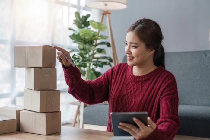 kobieta z paczkami do wysyłki