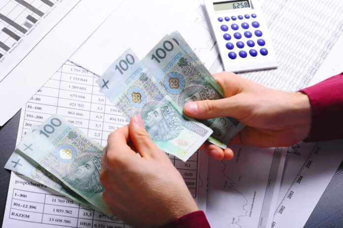 Pactus_eu_pulapki_samodzielnej_windykacji_zrodlo_zdjecia_AdobeStock dłonie trzymające plik banknotów