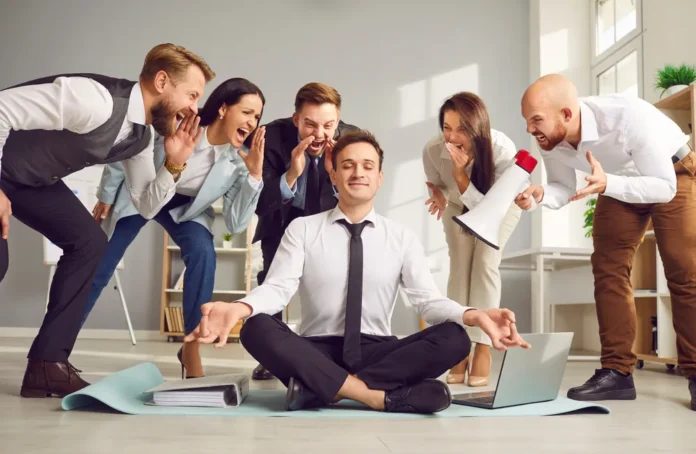 zrelaksowany pracownik w pracy